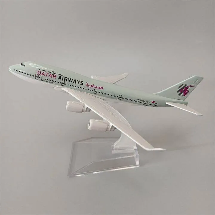 /img/49456-diecast-planes-display.webp