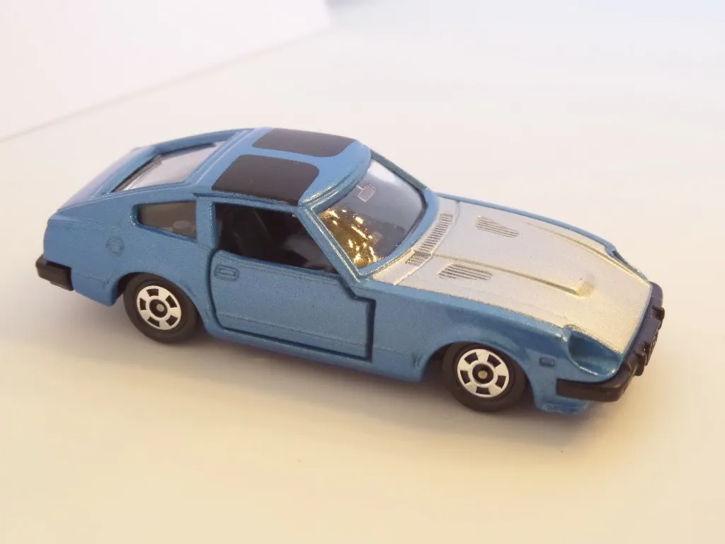 /img/49470-vintage-tomica-collection-display.webp
