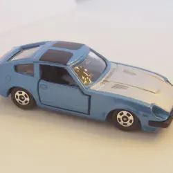 /img/49470-vintage-tomica-collection-display.webp