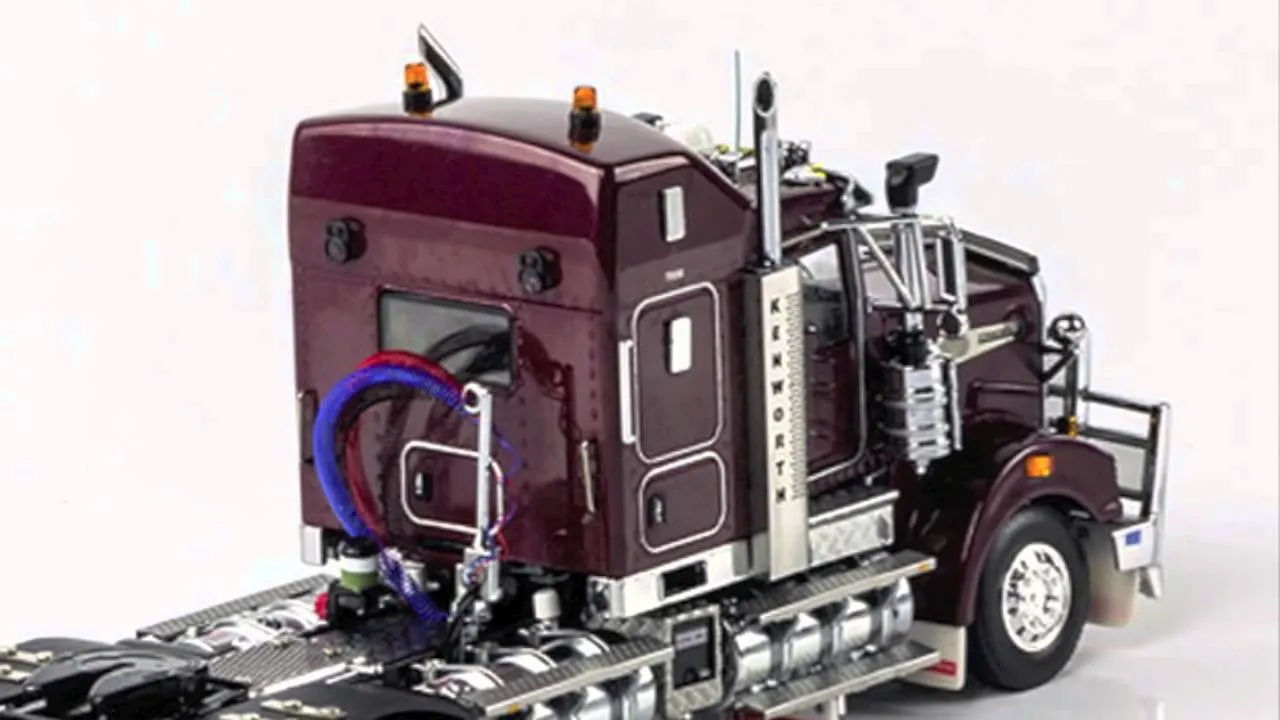 /img/49507-diecast-model-trucks-display.webp