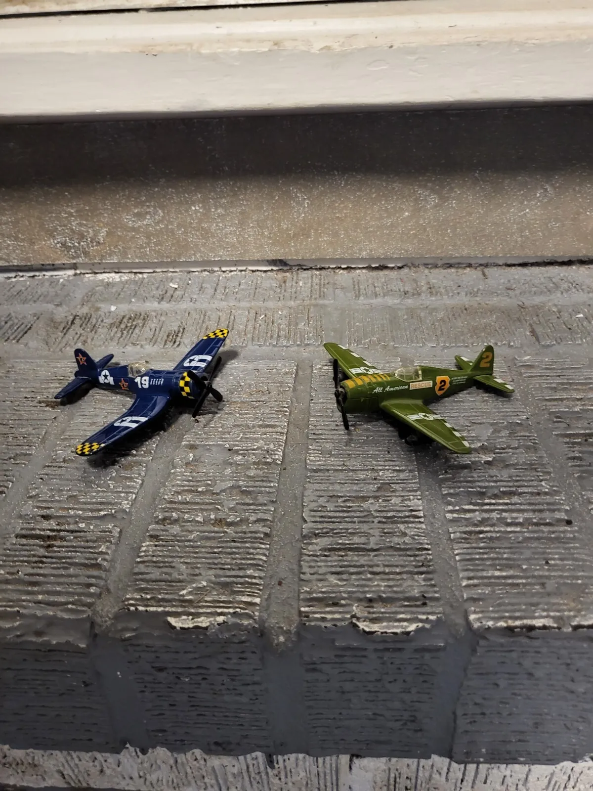 /img/49540-diecast-plane-cleaning.webp