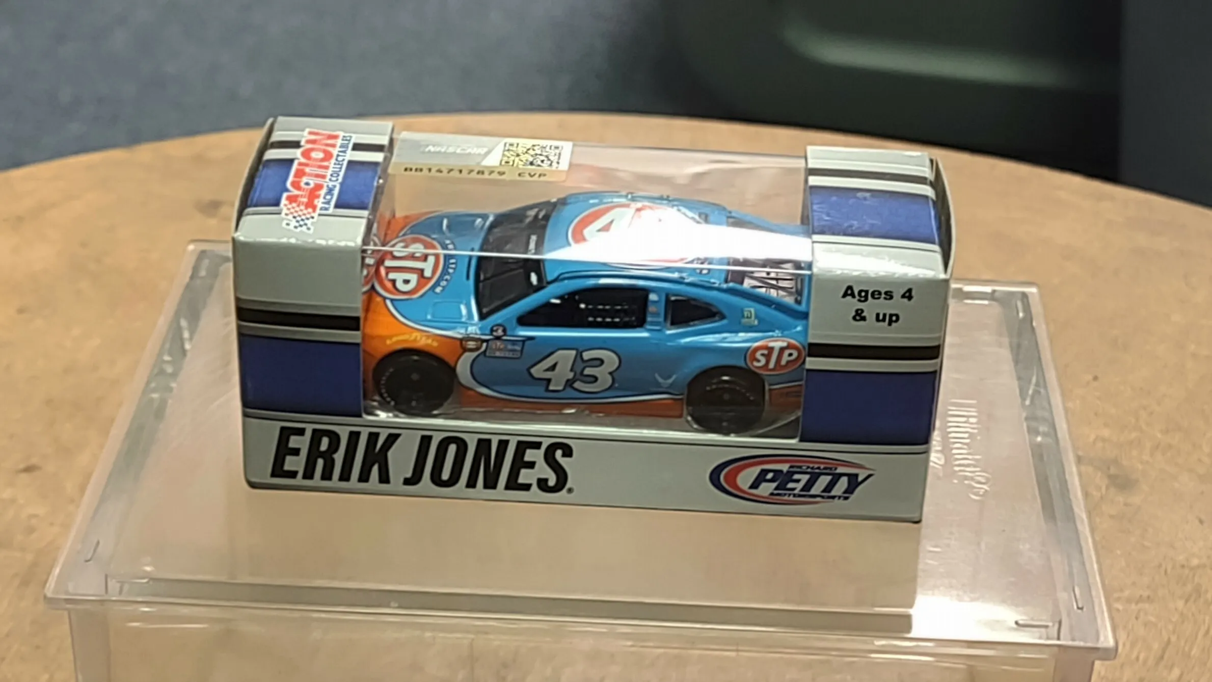 49561 erik jones dewalt diecast car