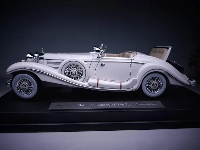 /img/49563-diecast-mercedes-500k-display.webp