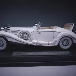 /img/49563-diecast-mercedes-500k-display.webp