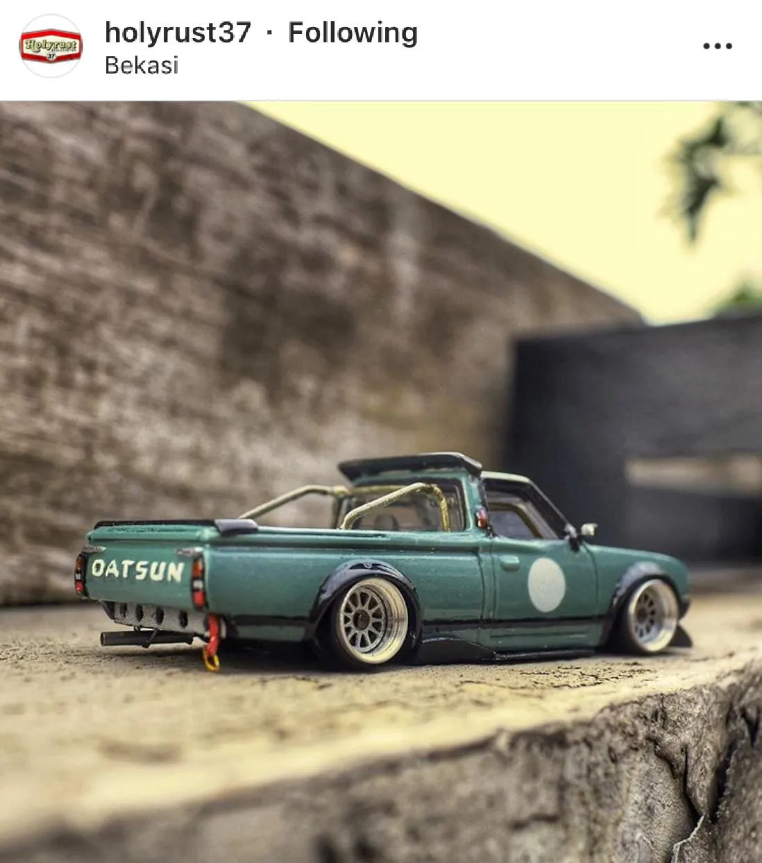/img/49584-diecast-car-cleaning.webp