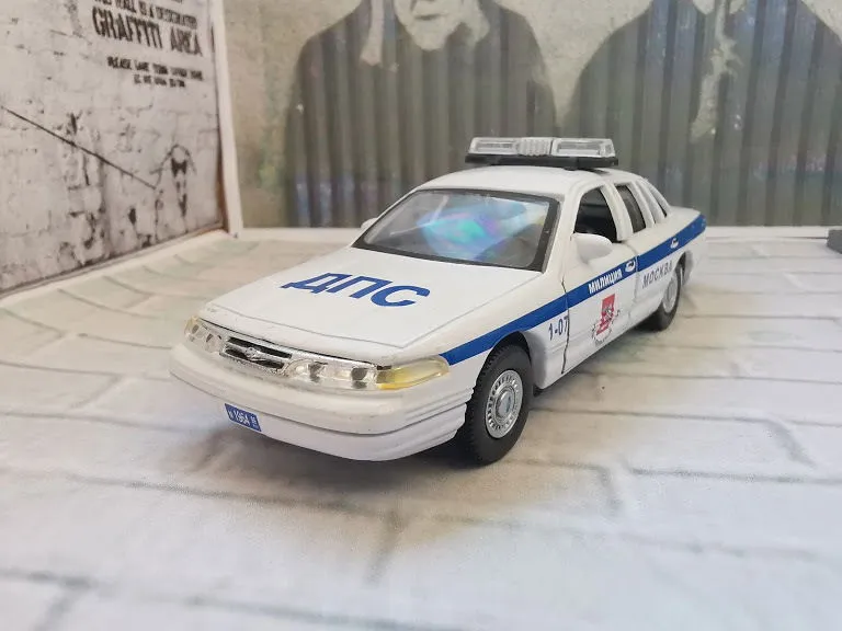 /img/49597-diecast-crown-victoria-cleaning.webp