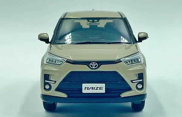 49610 diecast toyota raize model 3