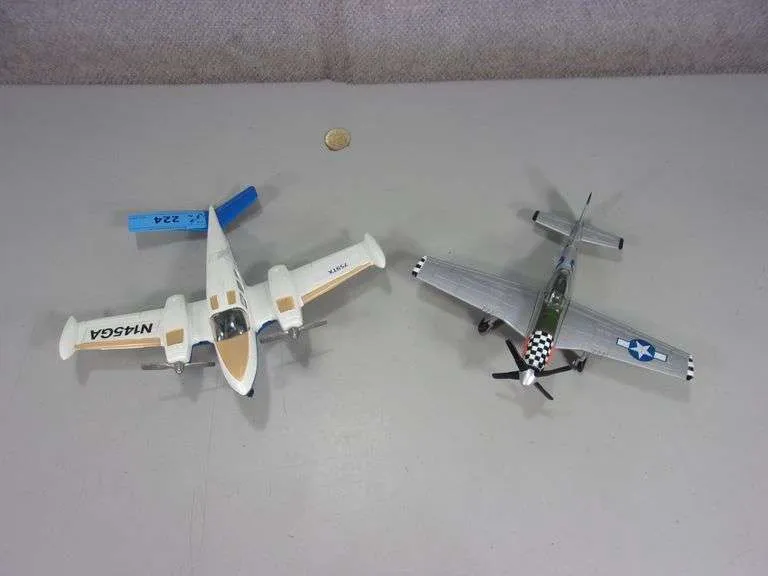 /img/49615-collecting-diecast-planes.webp