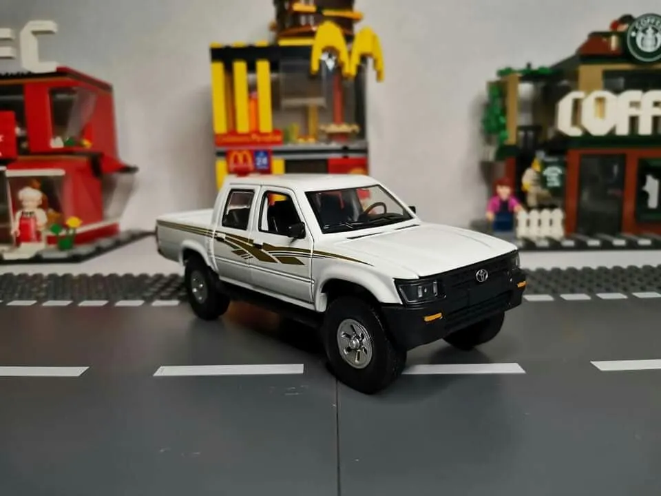 /img/49623-hilux-diecast-display.webp