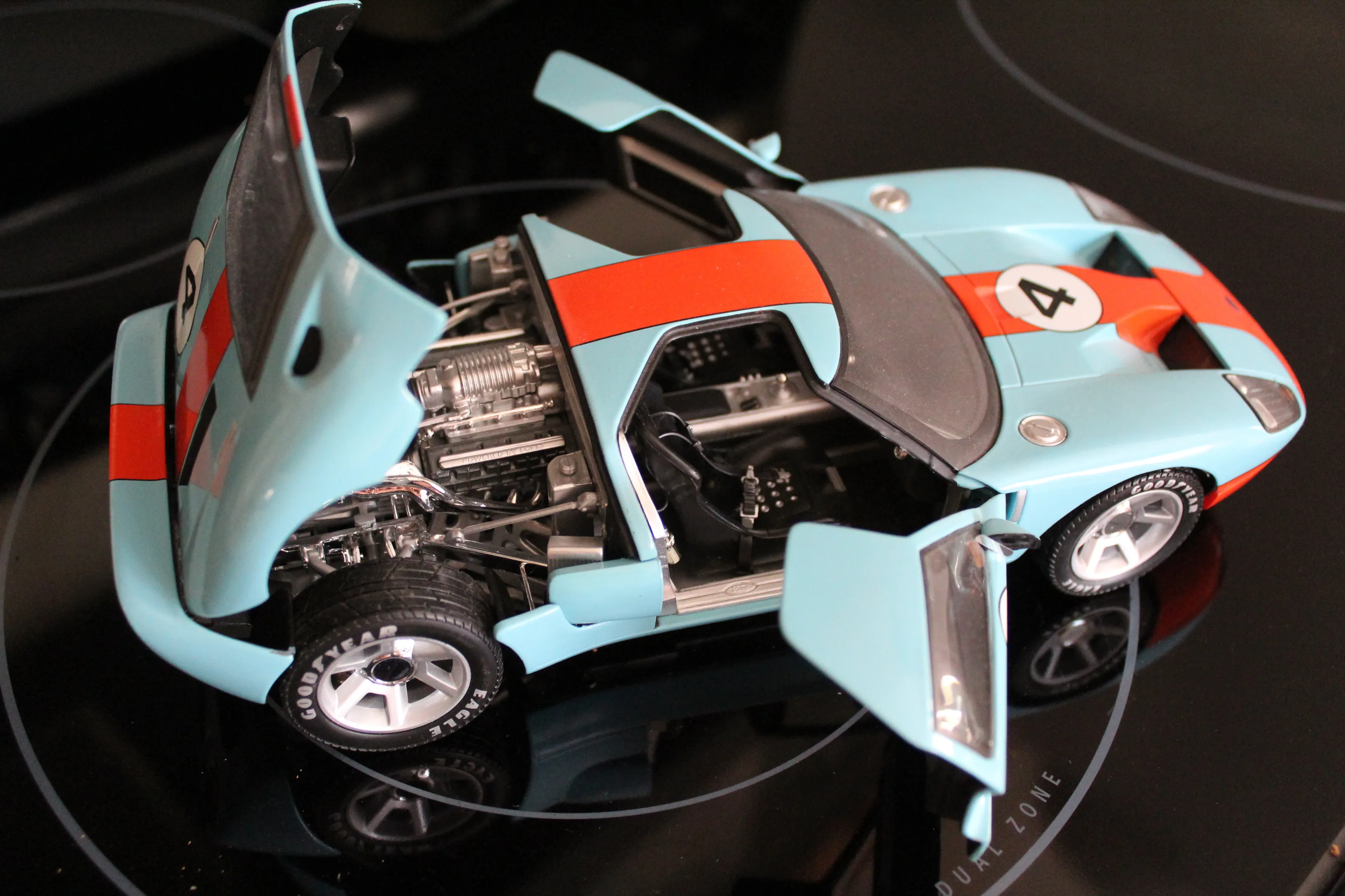 /img/49634-cleaning-diecast-cars.webp