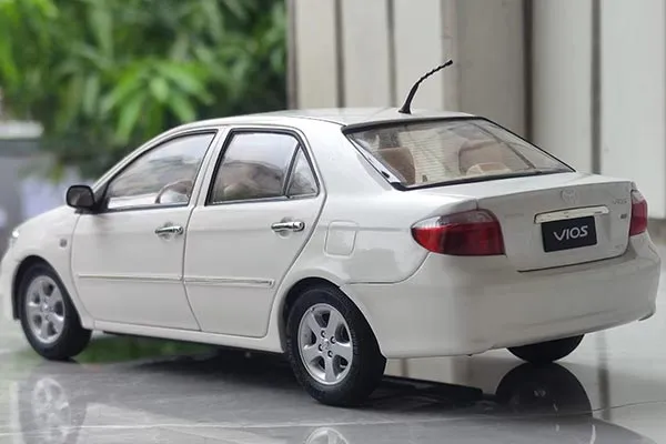 /img/49644-cleaning-diecast-cars.webp