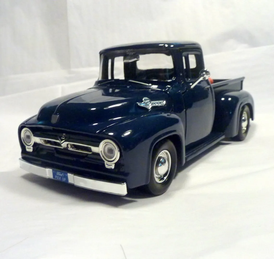 /img/49661-diecast-blue-truck-customization.webp