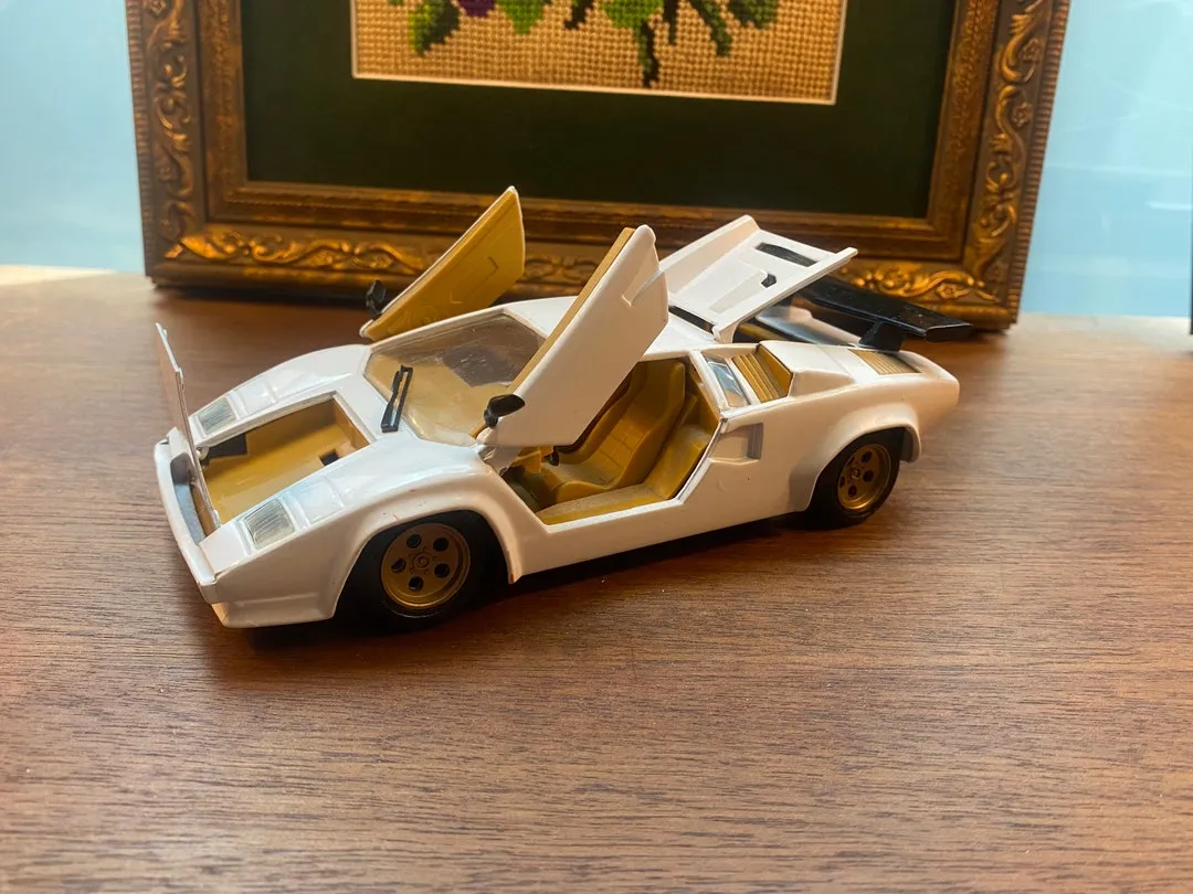 /img/49682-lamborghini-diecast-model-5.webp