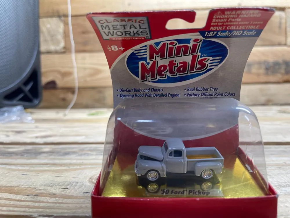 /img/49693-diecast-model-display.webp