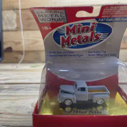 /img/49693-diecast-model-display.webp